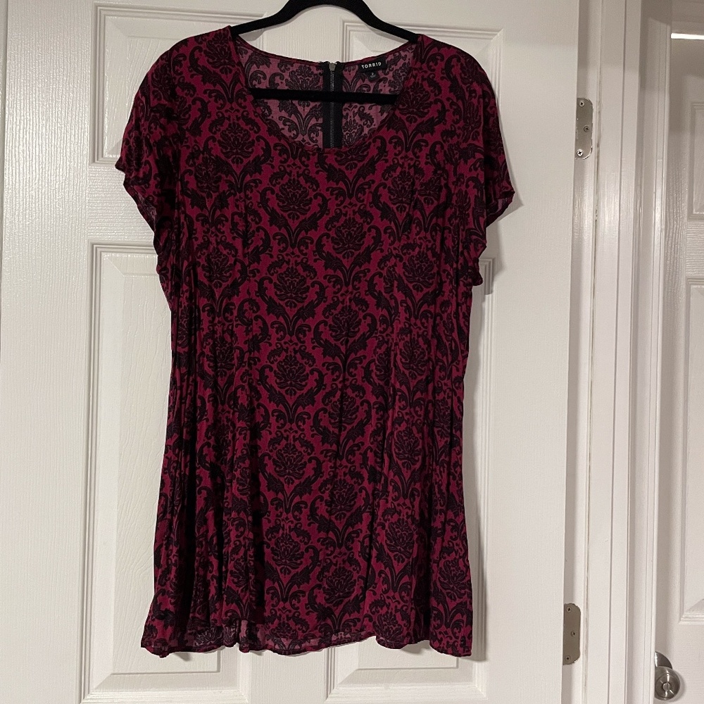 🌹 NWOT: Red and Black Jacquard Tunic Blouse from Torrid 🌹